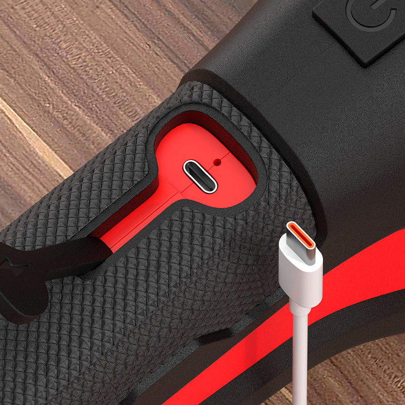 Close-up van de geopende USB-C oplaadpoort in de handgreep, met een wit oplaadsnoer ernaast 5