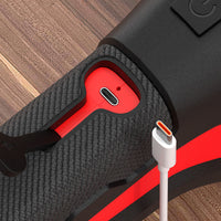 Close-up van de geopende USB-C oplaadpoort in de handgreep, met een wit oplaadsnoer ernaast 5