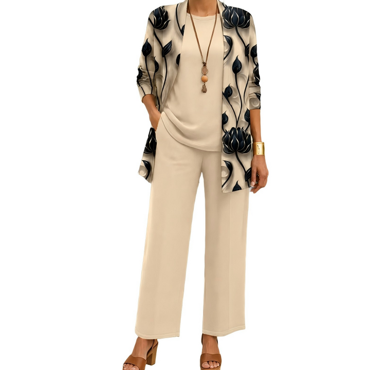 Model draagt de set in beige met cardigan met zwarte lotusbloemprint, effen shirt met ronde hals en wijde broek. 1