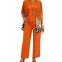Set in oranje met cardigan met stippen- en luipaardachtige print aan de zoom, effen shirt en wijde broek. 3