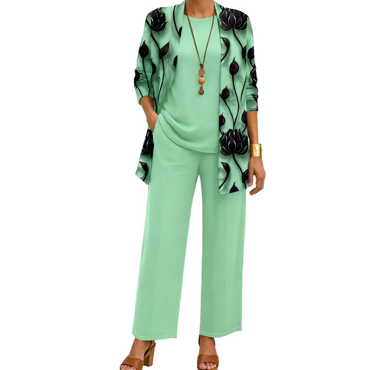 Set in mintgroen met donkere bloemenprint op de cardigan, effen shirt met ronde hals en wijde broek. 6