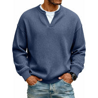 Voorkant van de wafeltop in donkerblauw met V-hals en wit shirt eronder, gedragen met jeans. 13