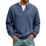 Voorkant van de wafeltop in donkerblauw met V-hals en wit shirt eronder, gedragen met jeans. 13