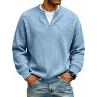 Voorkant van de wafeltop in lichtblauw met neplaag, gedragen door een model met jeans. 12