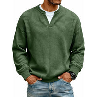 Voorkant van de wafeltop in donkergroen met V-hals en wit shirt eronder, gedragen met jeans. 18