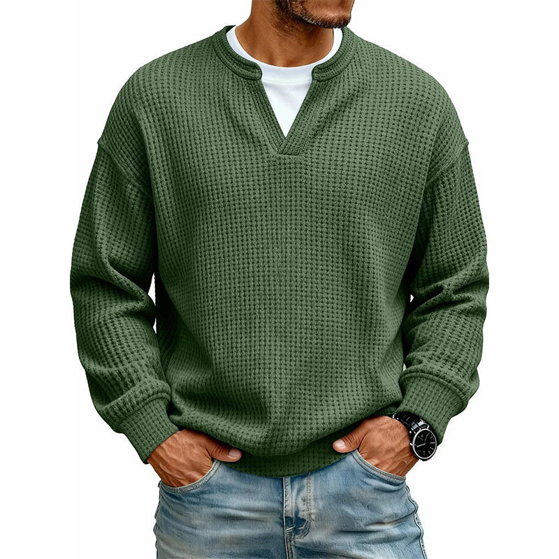 Voorkant van de wafeltop in donkergroen met V-hals en wit shirt eronder, gedragen met jeans. 18