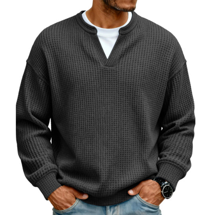 Voorkant van de wafeltop in antraciet met neplaag en wit shirt eronder, gedragen met jeans. 15