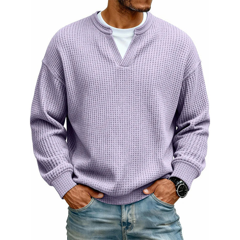 Voorkant van de wafeltop in lila met neplaag, gedragen door een model met jeans en horloge. 19