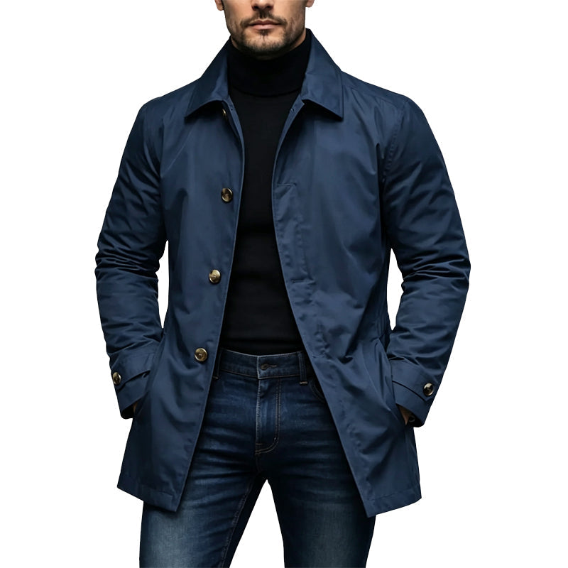 Man draagt de marineblauwe versie van de jas met goudkleurige knopen, over een zwarte coltrui en jeans. 4