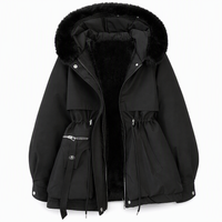Zwarte parka met bonten capuchonrand en zwarte fleecevoering, open gelegd op witte achtergrond 9