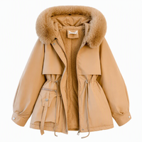 Kameltinten parka met bontrand en fleecevoering, open gelegd op witte achtergrond 10
