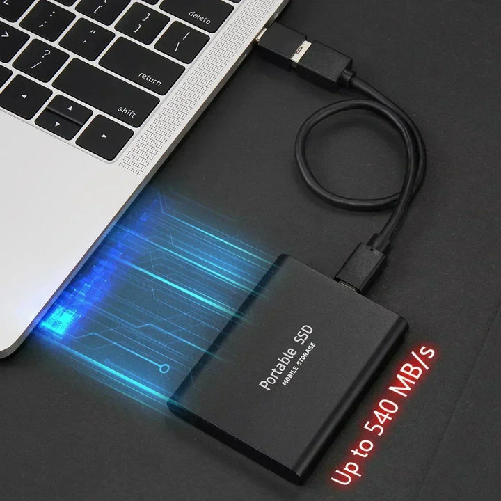 Zwarte externe SSD met kabel aangesloten op een laptop, met blauwe lichtstralen die de overdrachtssnelheid illustreren. 1