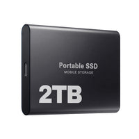 Zwarte externe SSD schuin van voren gezien, met de USB-C-poort aan de zijkant en een 2TB-aanduiding. 6