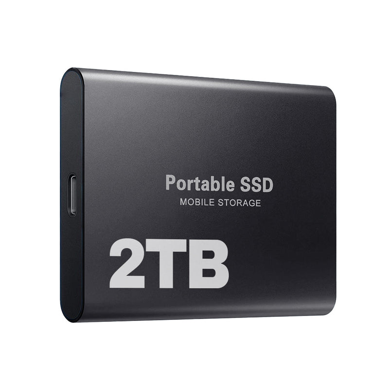 Zwarte externe SSD schuin van voren gezien, met de USB-C-poort aan de zijkant en een 2TB-aanduiding. 6