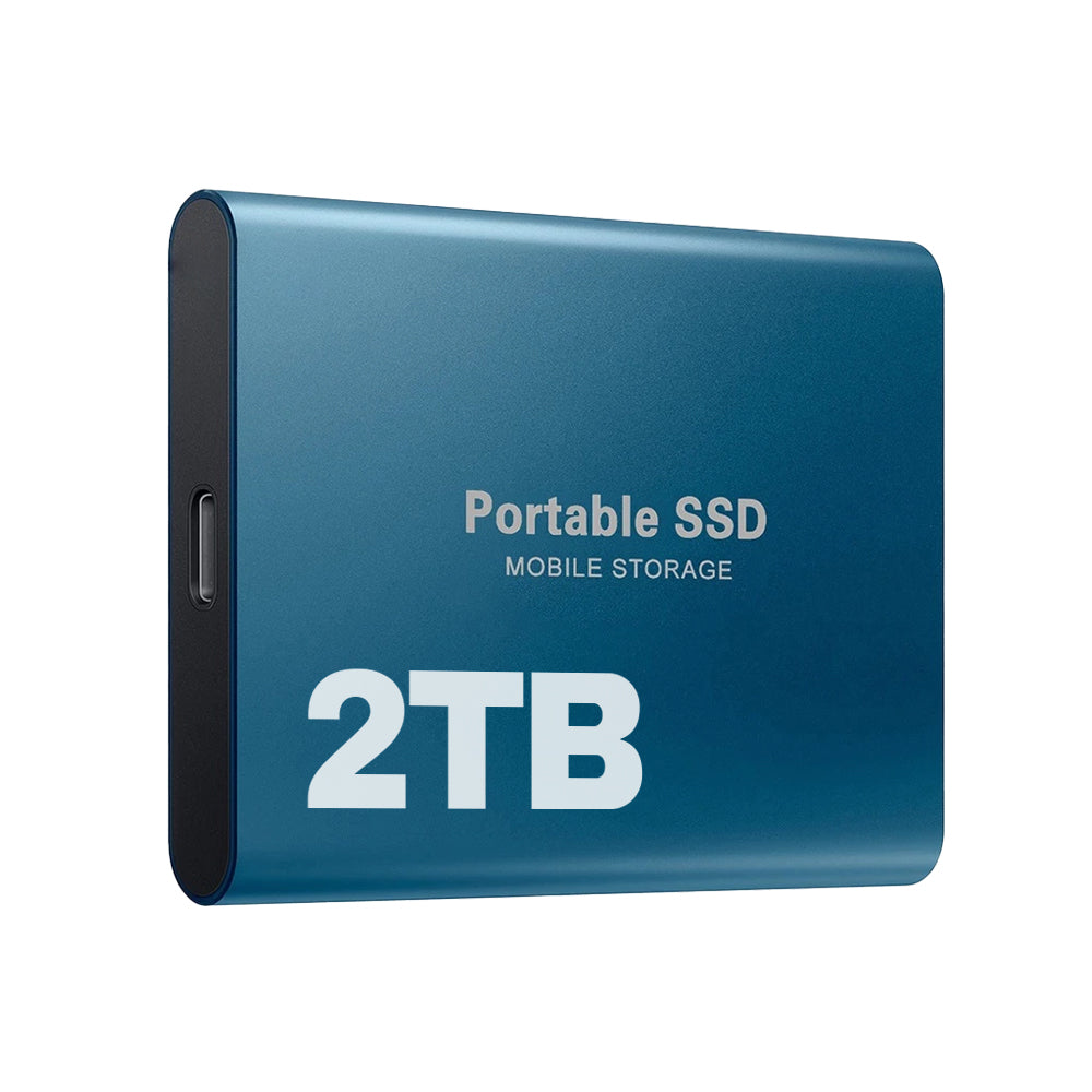 Blauwe externe SSD schuin van voren gezien, met de USB-C-poort aan de zijkant en een 2TB-aanduiding. 7