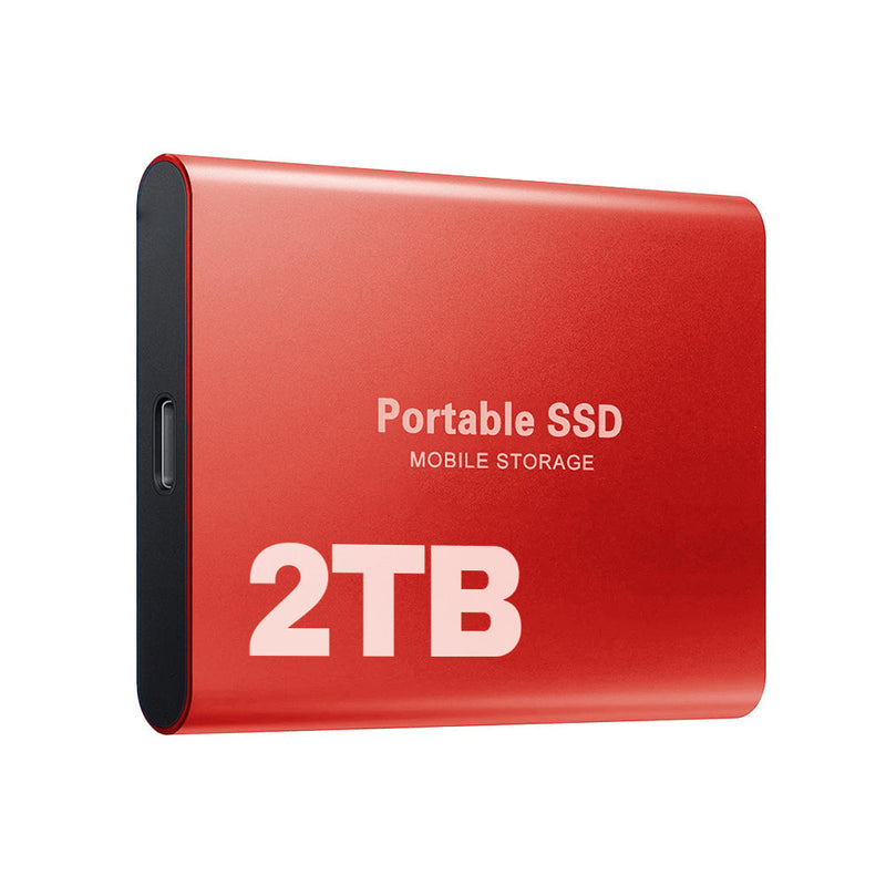 Rode externe SSD schuin van voren gezien, met de USB-C-poort aan de zijkant en een 2TB-aanduiding. 8