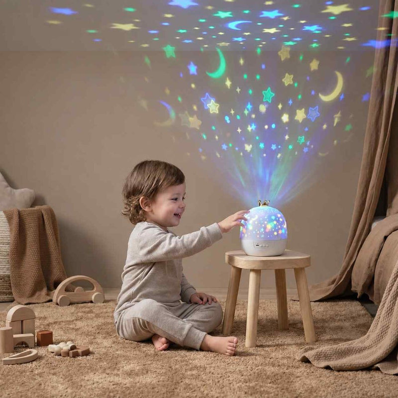 Peuter in een lichte kamer raakt de lichtgevende lamp op een houten krukje aan, met sterren op het plafond 4