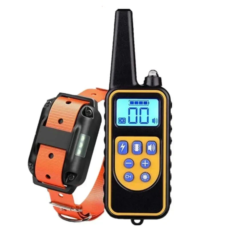 Oranje halsband met zwarte ontvanger naast de zwarte afstandsbediening met geel toetsenbord en lichtblauw lcd-scherm 10