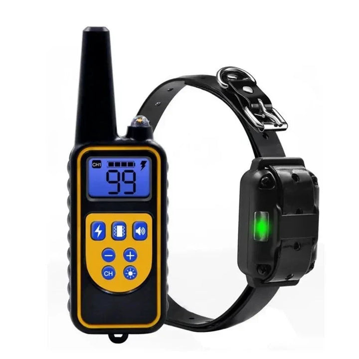 Zwarte trainingshalsband met zwarte afstandsbediening met geel-zwart toetsenbord en verlicht lcd-scherm, naast elkaar op 1