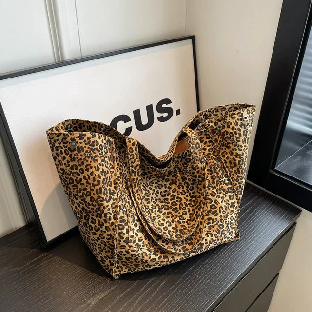 Oversize Canvas-Schultertasche mit Leopardenmuster - Lila