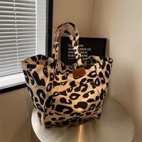 Oversize Canvas-Schultertasche mit Leopardenmuster - Lila