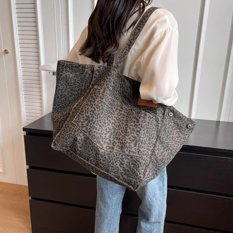 Oversize Canvas-Schultertasche mit Leopardenmuster - Lila