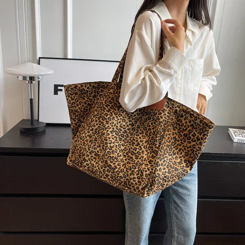 Oversize Canvas-Schultertasche mit Leopardenmuster - Lila