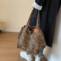 Oversize Canvas-Schultertasche mit Leopardenmuster - Lila