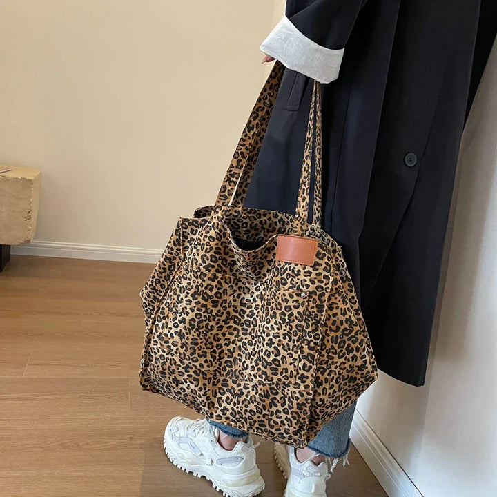 Oversize Canvas-Schultertasche mit Leopardenmuster - Lila