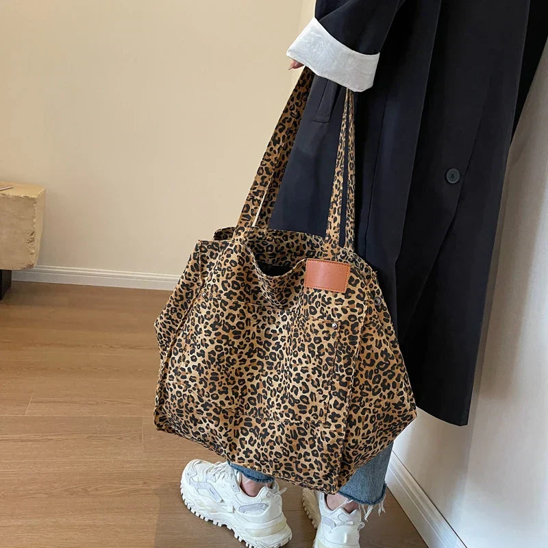 Oversize Canvas-Schultertasche mit Leopardenmuster - Lila