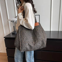 Oversize Canvas-Schultertasche mit Leopardenmuster - Lila