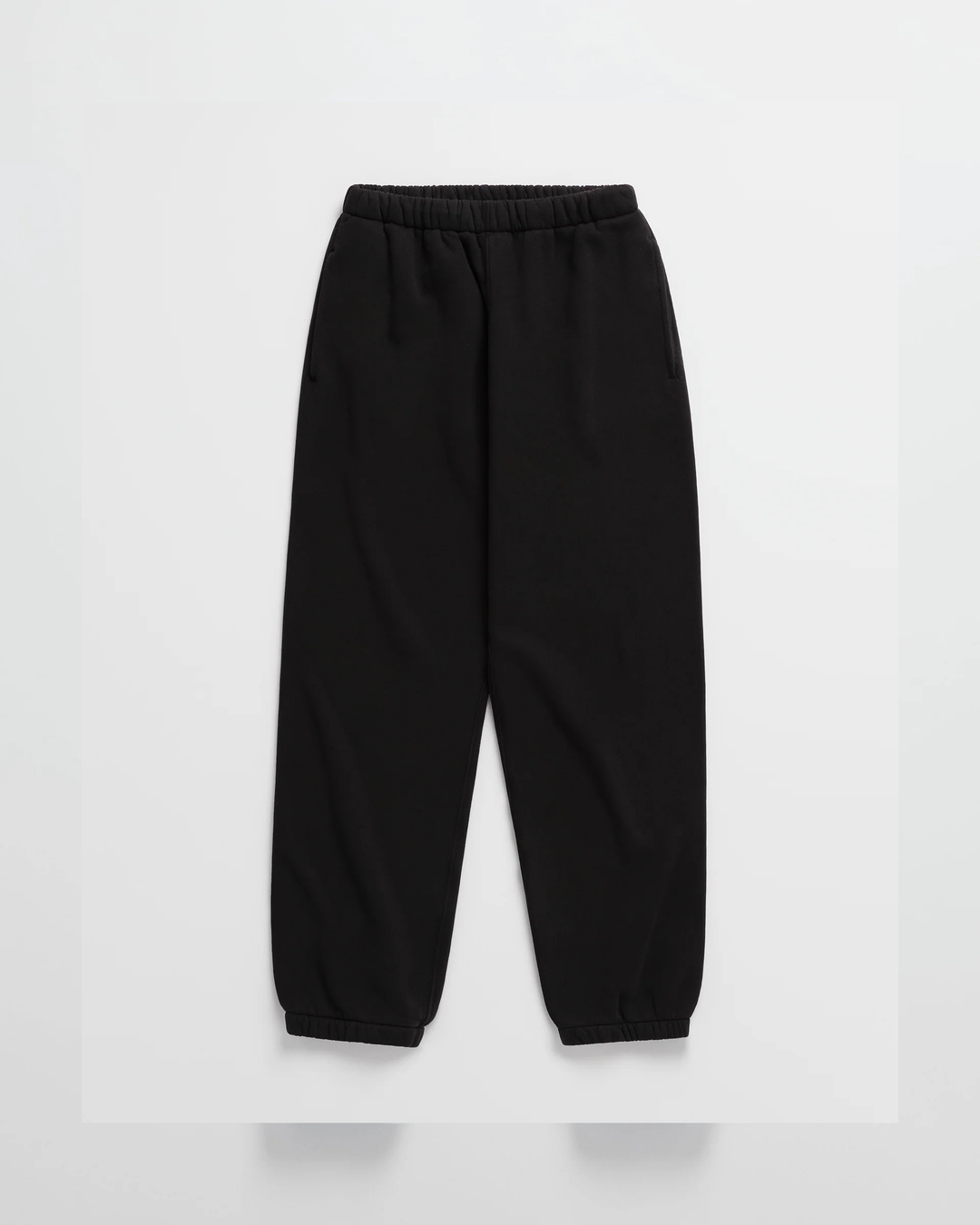 Zwarte joggingbroek met elastische tailleband, steekzakken en elastische enkelboorden, van voren gefotografeerd op lichte achtergrond. 10