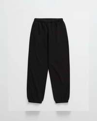 Zwarte joggingbroek met elastische tailleband, steekzakken en elastische enkelboorden, van voren gefotografeerd op lichte achtergrond. 10