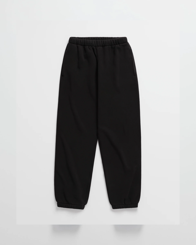 Zwarte joggingbroek met elastische tailleband, steekzakken en elastische enkelboorden, van voren gefotografeerd op lichte achtergrond. 10