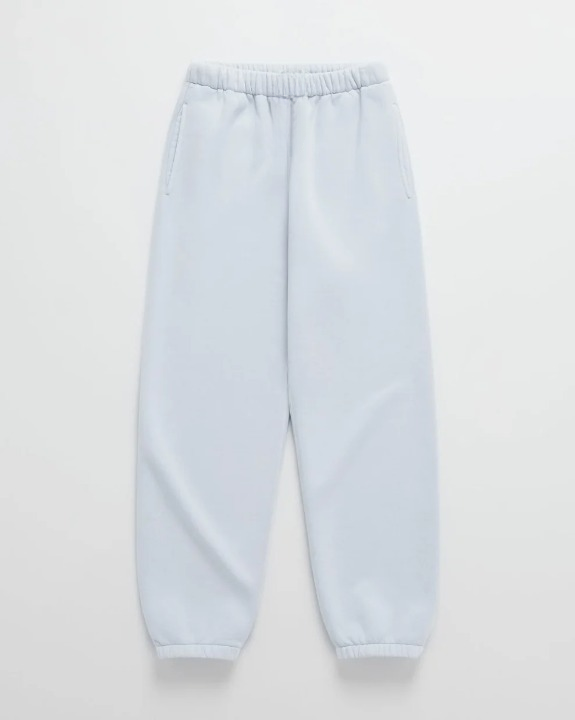 Lichtblauwe joggingbroek met elastische tailleband, zakken in de zijnaad en elastische boorden onderaan de pijpen. 9