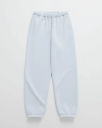 Lichtblauwe joggingbroek met elastische tailleband, zakken in de zijnaad en elastische boorden onderaan de pijpen. 9