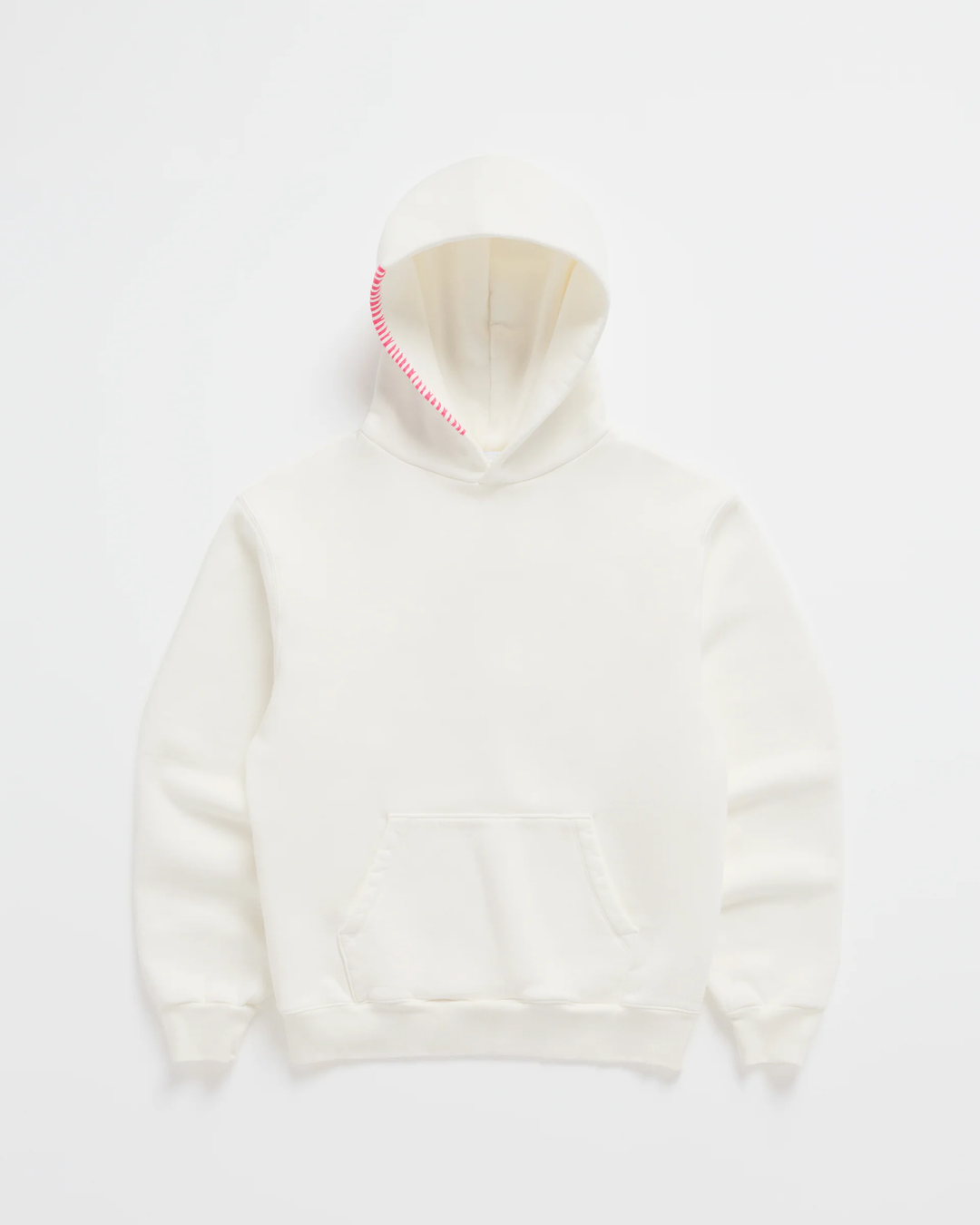 Gebroken witte hoodie van voren, met felroze stiksels langs de capuchonrand, een buidelzak en ribboorden aan mouwen en zoom. 2