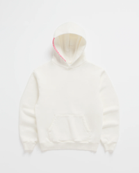 Gebroken witte hoodie van voren, met felroze stiksels langs de capuchonrand, een buidelzak en ribboorden aan mouwen en zoom. 2
