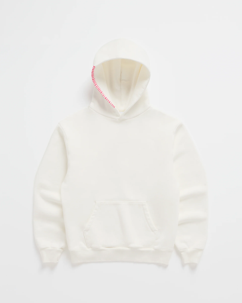 Gebroken witte hoodie van voren, met felroze stiksels langs de capuchonrand, een buidelzak en ribboorden aan mouwen en zoom. 2