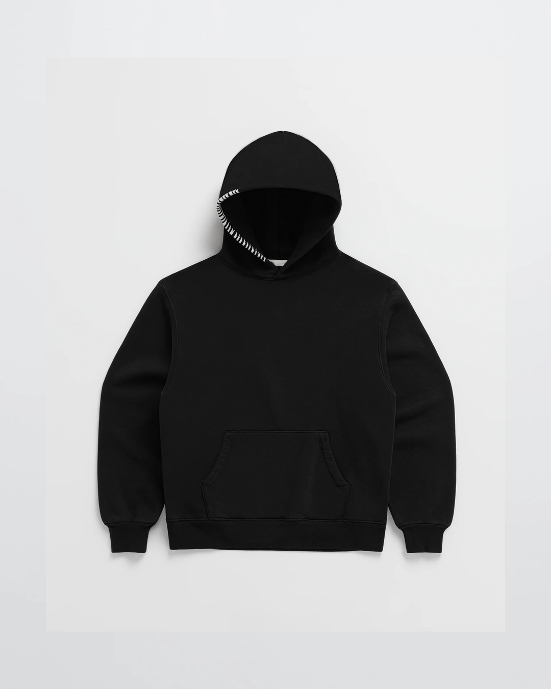 Zwarte hoodie van voren, met witte stiksels langs de capuchonrand die duidelijk afsteken, plus buidelzak en geribbelde boorden. 5