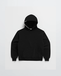 Zwarte hoodie van voren, met witte stiksels langs de capuchonrand die duidelijk afsteken, plus buidelzak en geribbelde boorden. 5