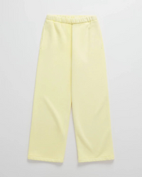 Zachtgele joggingbroek met elastische tailleband en steekzakken, plat neergelegd en van voren gefotografeerd. 6