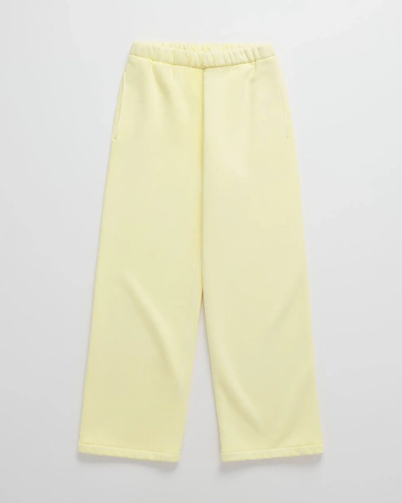 Zachtgele joggingbroek met elastische tailleband en steekzakken, plat neergelegd en van voren gefotografeerd. 6
