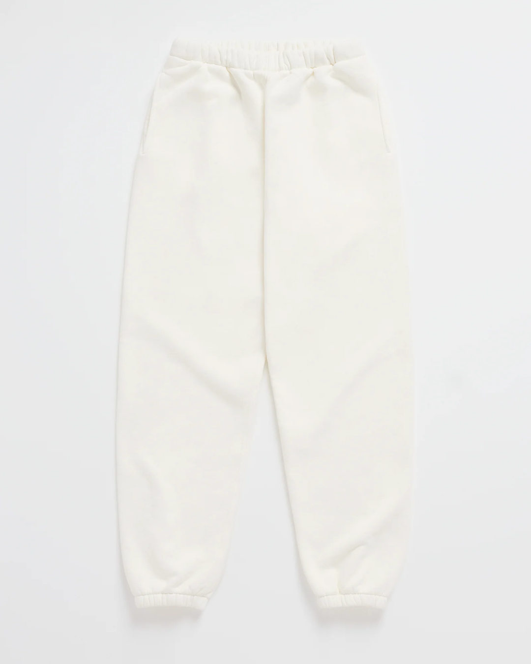 Gebroken witte joggingbroek met elastische tailleband, steekzakken en elastische boorden aan de pijpen, van voren gezien. 7