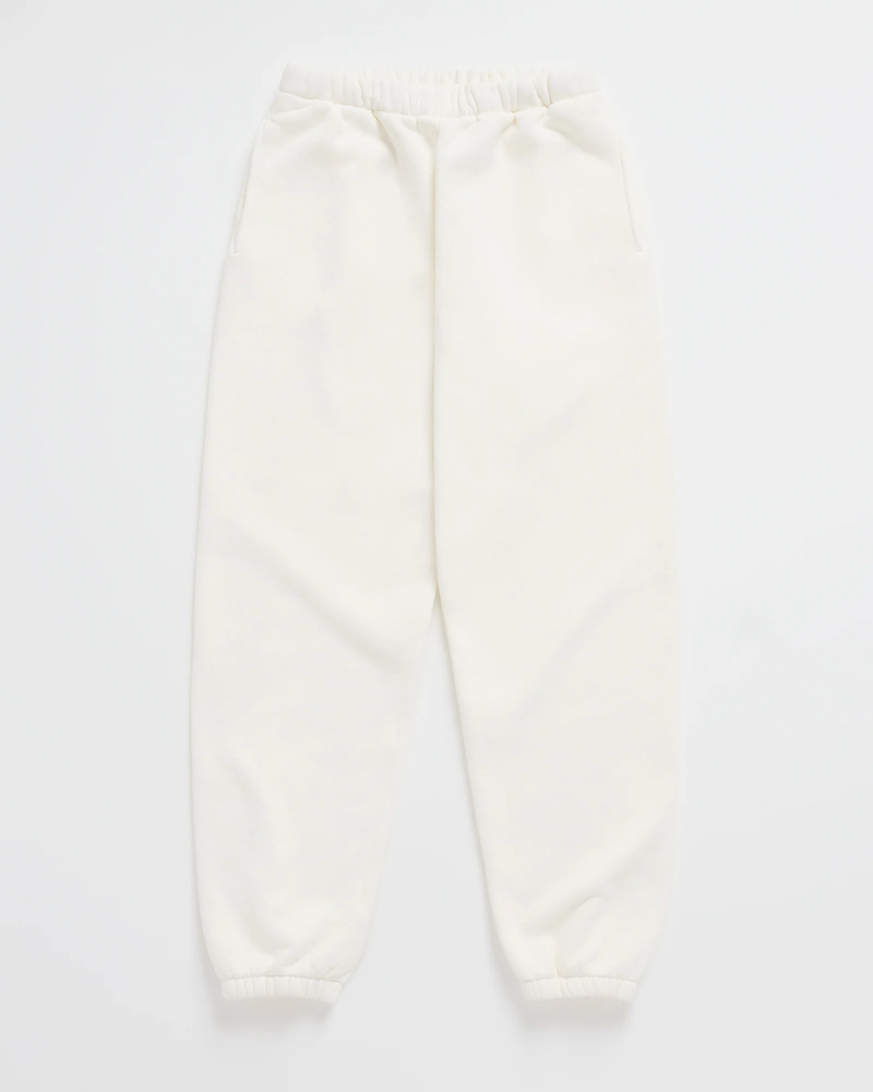 Gebroken witte joggingbroek met elastische tailleband, steekzakken en elastische boorden aan de pijpen, van voren gezien. 7