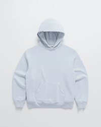 Lichtblauwe hoodie van voren, met donkere stiksels langs de capuchonrand, een grote buidelzak en geribbelde boorden. 4