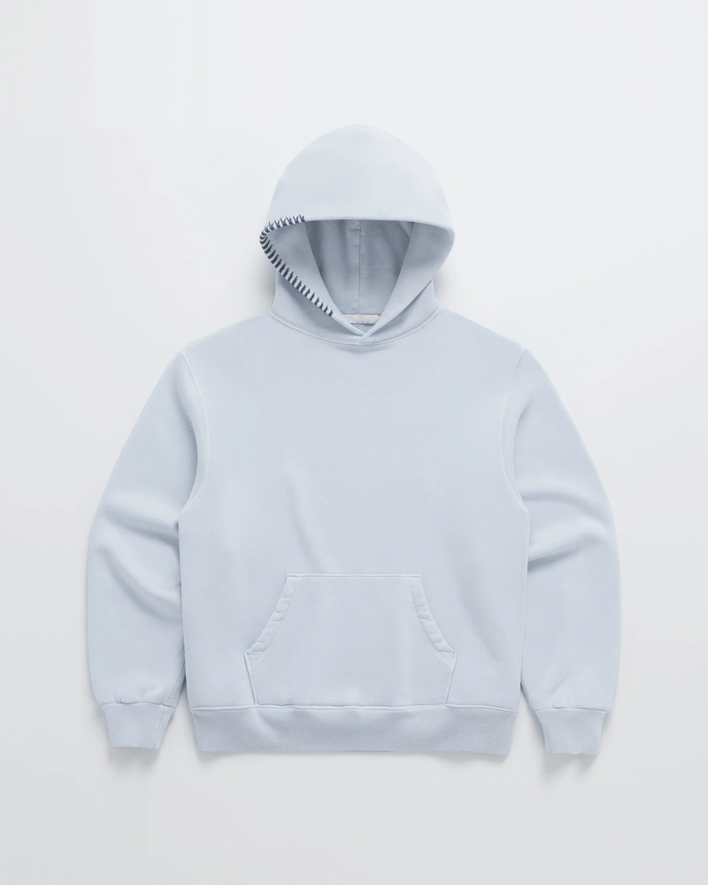 Lichtblauwe hoodie van voren, met donkere stiksels langs de capuchonrand, een grote buidelzak en geribbelde boorden. 4