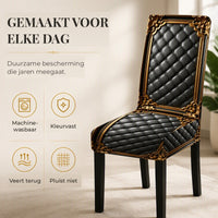 Eén stoel met zwarte hoes met gouden barokranden en ruitpatroon in een lichte kamer, met pictogrammen over wasbaarheid en kleurvastheid. 4