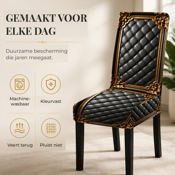 Eén stoel met zwarte hoes met gouden barokranden en ruitpatroon in een lichte kamer, met pictogrammen over wasbaarheid en kleurvastheid. 4