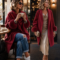 Twee looks met de rode jas: casual met jeans en sneakers, en chic met satijnen jurk 11